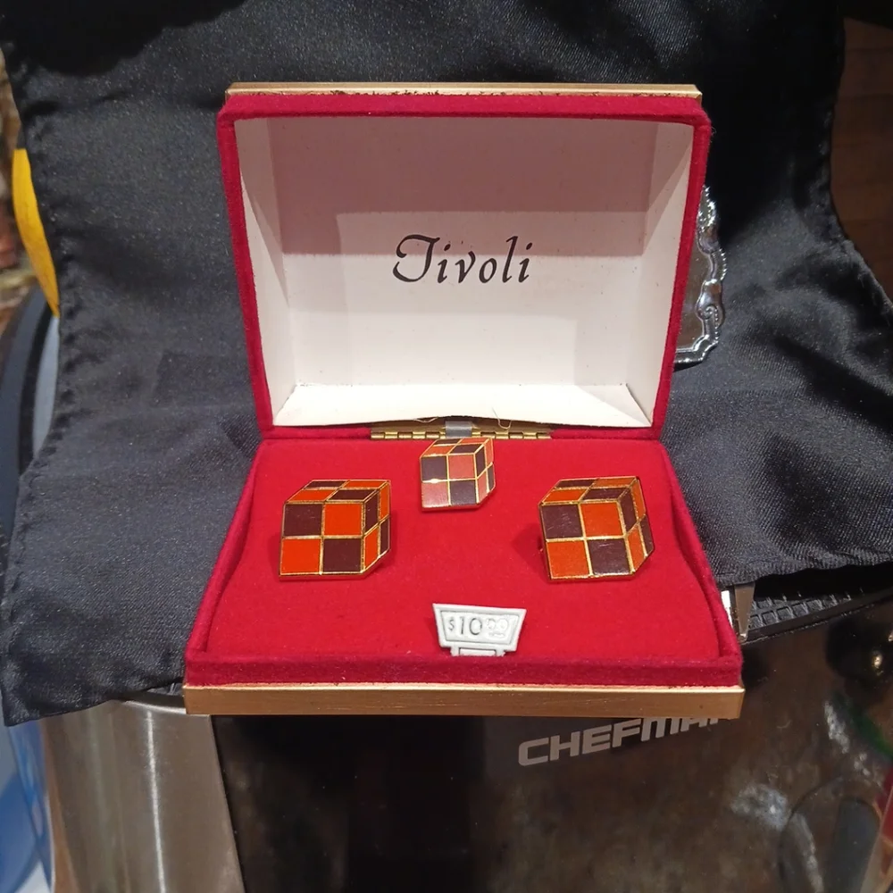 Vtg Tivoli Red & Black Enamel Casino Dice Cufflinks w/Tie Pin In Original Box.